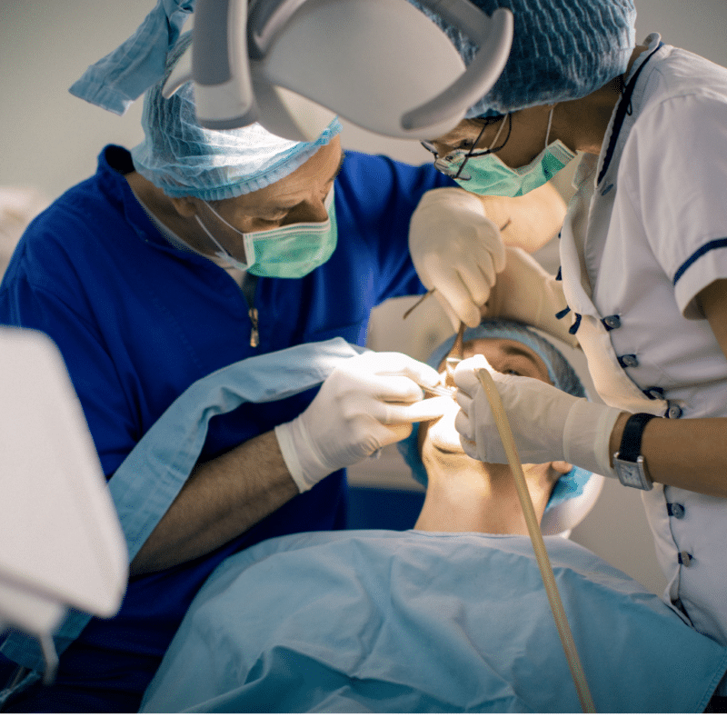 Operație Implant Dentar